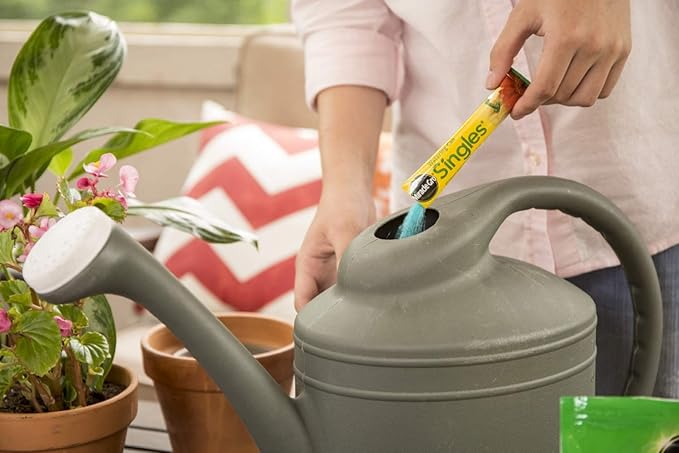 Miracle-Gro Watering Can Singles All Purpose Water Soluble Plant Food - Fertilizer for Flowers, Vegetables, Houseplants, Trees, Indoor and Outdoor Plants, 24 Packets