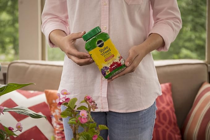Miracle-Gro Shake 'n Feed All Purpose Continuous Release Plant Food, 1-Pound (Slow Release Plant Fertilizer)
