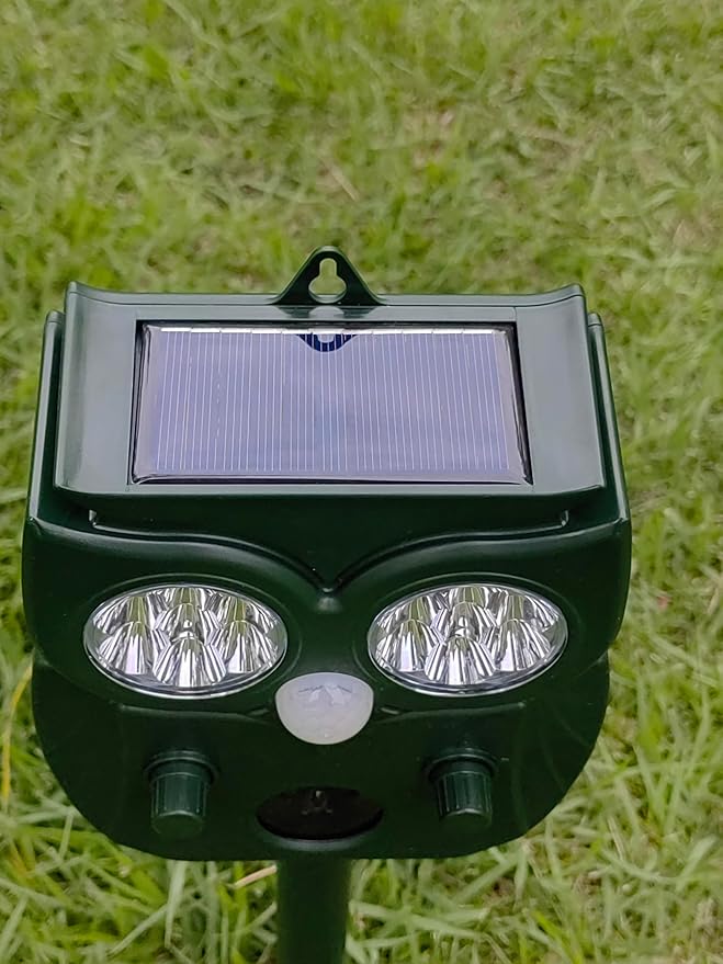 2026Solar Ultrasonic Cat Repellent Outdoor,with LED Flash and PIR Infrared Sensor Deer Repellent Efficiently Raccoons Skunks Squirrel Animal Coyotes Armadillos IP65 Waterproof Perfect for Courtyards