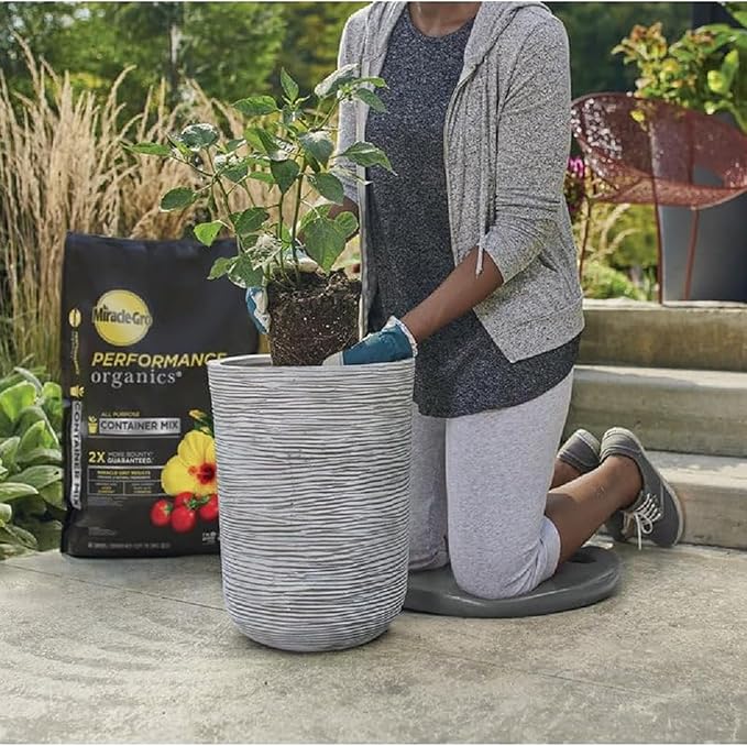 Miracle-Gro Performance Organics All Purpose Container Mix - Organic and Natural Plant Soil, Feed for Up to 3 Months, For Vegetables, Flowers, and Herbs, Use in Indoor and Outdoor Containers, 1 cu. Ft